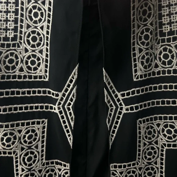 Parker shorts romper embroidered with pockets - back zipper and flap detail - Picture 3 of 6